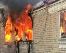 Луганщина в огне: спасатели продолжают разбирать завали после обстрелов оккупантов по мирным жителям