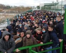 Дуже хочеться в Європу: натовпи українців штурмують польський кордон, більшість без масок
