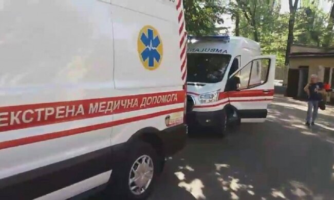 "День города отпраздновали": видео скопления скорых возле больницы в Одессе облетели сеть