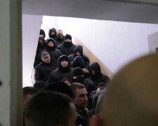 Суд над Трухановим: «люди в чорному» заблокували будівлю, що відбувається