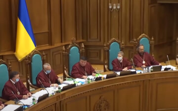 "Может их проще разогнать?": украинцам показали во сколько им обходится содержание судей КС