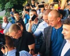 Зеленский заставил болельщиков ждать начало матча почти час: президенту "досталось" от фанатов, видео позора