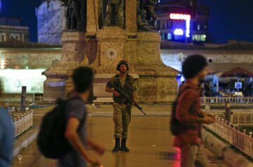 Не можна закручувати гайки безкінечно: відомі люди про події в Туреччині