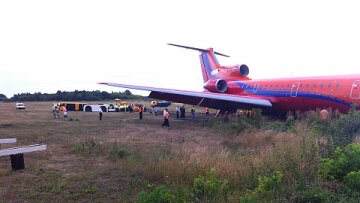 В Росии самолет с пассажирами выкатился за пределы взлетной полосы (фото)