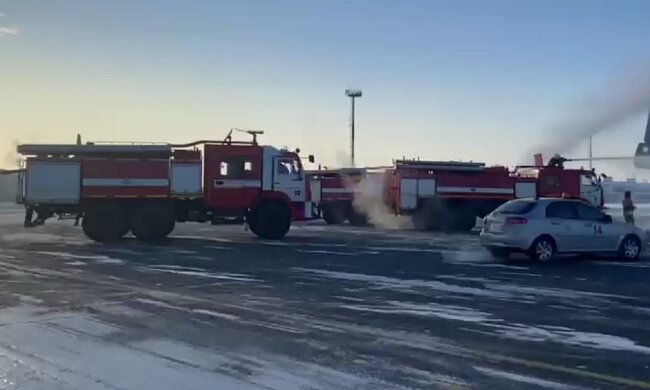 Російський літак спалахнув просто в повітрі: очевидці зняли кадри