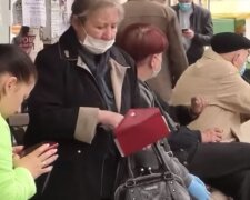 зупинка, люди в масках, українці на вулиці