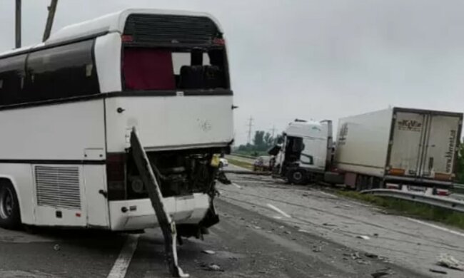 Грузовики протаранили автобус с пассажирами на Харьковщине: кадры с места ДТП и детали