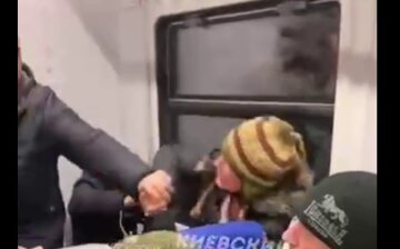 "Базар, вокзал и на россию": фанатку путина с позором выдворили из электрички под Киевом