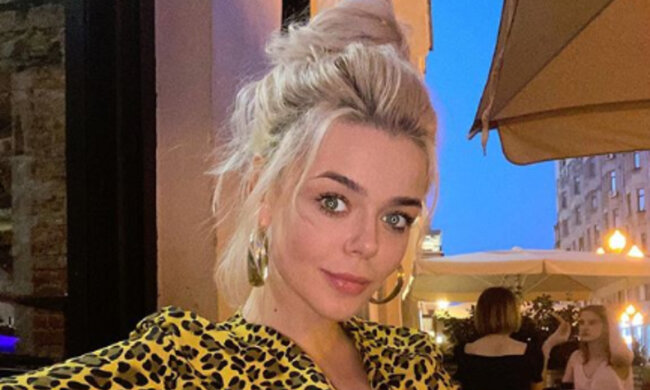 "Не могу сдержаться": бессовестная Алина Гросу вывалила  "дыньки" в новом бикини