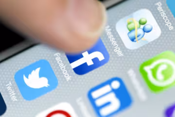 На торговой площадке Facebook продают оружие и наркотики (фото)