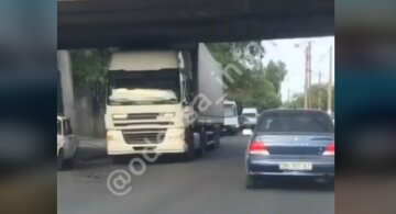 В Одессе грузовик угодил в ловушку, движение затруднено: кадры происходящего