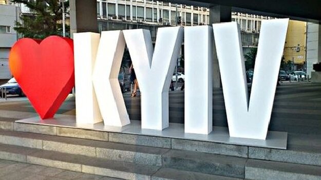 У Києві встановили лавочки для зарядки смартфонів (фото)