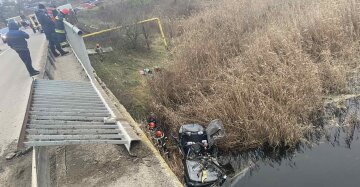 Авто з дорослими та дітьми зірвалося з моста в річку, врятувати нікого не вдалося: кадри нещастя