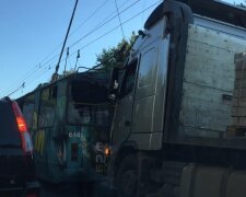 Водій на фурі протаранив тролейбус в Одесі: що відомо на даний момент