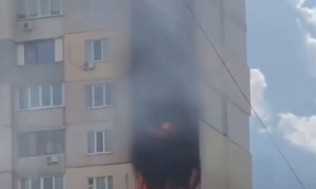 Нова НП поруч з підірваною багатоповерхівкою в Києві, будинок почорнів від полум'я: кадри і подробиці