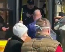 "Ты десятый, а я поеду": водителя выбросили из автобуса из-за ограничений в Киеве, видео