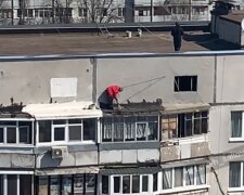 "Страховка? Нет, не слышали": в Харькове житель многоэтажки решился на отчаянный поступок, фото