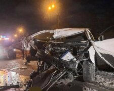 У Києві авто розірвало на частини після аварії: кадри з місця серйозної ДТП