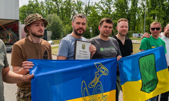 «Наша відповідальність — допомагати захищати життя»: голова Кіноспілки Артем Колюбаєв спільно з фондами-партнерами передав нову партію сіток на фронт