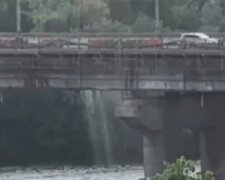 У Києві "втомився" один з головних мостів міста, утворився видовищний водоспад: відео