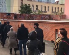 Транспортный коллапс охватил Киев, видео: "Люди полтора часа стоят в очереди"
