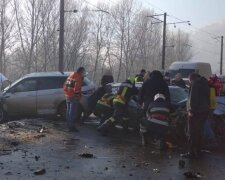 Маленькі діти розбилися в ДТП на українській трасі, їх довелося вирізати з авто: з'явилися фото