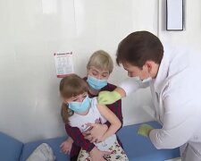 У МОЗ кличуть батьків вакцинувати дітей: потрібно зробити до початку навчального року