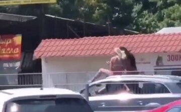 Напівголі дівчата прокотилися на даху авто в Києві, відео: "Ловлять засмагу"