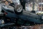 У Києві розгнівані перехожі перевернули авто на дах, кадри: "Стояло на тротуарі"