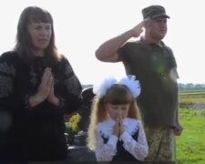 Дочку павшего украинского Героя в 1-й класс отвел его побратим, кадры: "Хотела, чтобы папа повел, но..."