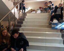 "Скотське ставлення": в Одесі члени виборчкомів другу добу ночують з бюлетенями на сходинках, фото