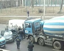 В Харькове произошло масштабное ДТП, бетономешалка раздавила авто: кадры аварии