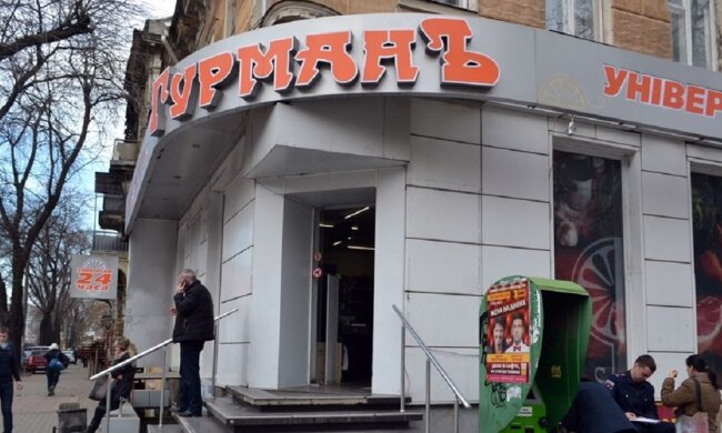 "Вали додому і там говори українською": продавщиця накинулася на покупця в Одесі, відео