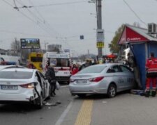 Моторошна ДТП з жертвами в Києві: таксі збило чотирьох людей на зупинці, що чекає на водія