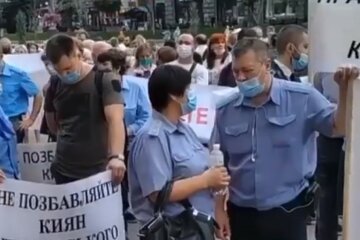 Киевляне взбунтовались из-за отсутствия зарплат, кадры: “Депутаты, от вас зависит...”