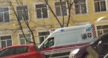 НП у Київському ліцеї: з вікна випала дитина, на місце терміново з'їхалися лікарі