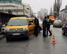 Сразу 5 машин столкнулись в Киеве: у водителя эпилепсия, на месте работают медики и полиция