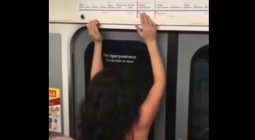 Молода дівчина потрясла п'ятою точкою в київському метро, відео: "запалювала" прямо у вагоні