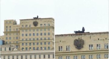 Встановлення ППО на даху будинку Міноборони РФ яскраво висміяли: "Як покращала Москва"
