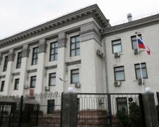 Гройсман осудил нападение на российское посольство