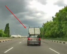 В Харькове из авто "вылетела" кровать, момент попал на видео: "Братишка даже не понял"