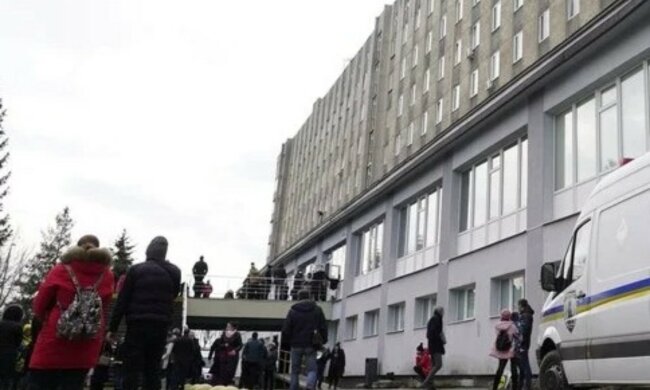 НП у Львівській лікарні: сотні людей опинилися на вулиці, кадри
