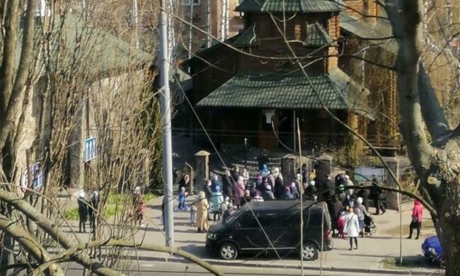 У Києві натовп людей наплював на карантин і кинувся до церкви: "Прийшли з немовлятами"