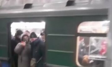 "Головне, що кафе і ринки закриті": харків'яни обурилися величезним скупченням людей в метро Харкова, фото