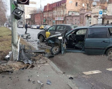 У центрі Дніпра сталася руйнівна автотроща: відео моменту