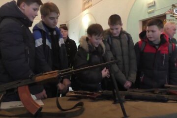 ”Ти потрібен батьківщині”: бойовики вже стали набирати в армію дітей