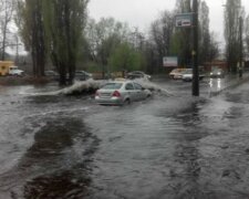 Негода обрушилася на Київ, місто йде під воду: кадри стихії