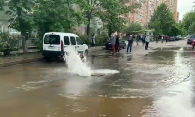 Вулицю в Києві залило окропом, кадри потопу: "Новий фонтан відкрили"