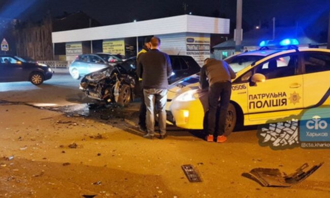 В Харькове случилась жесткая авария,  машины всмятку: кадры с места ДТП