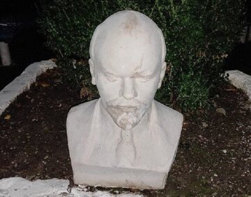 Бюст Леніна "повернули" в міський парк, фото: "Виглядає дідусь дуже навіть нічого"